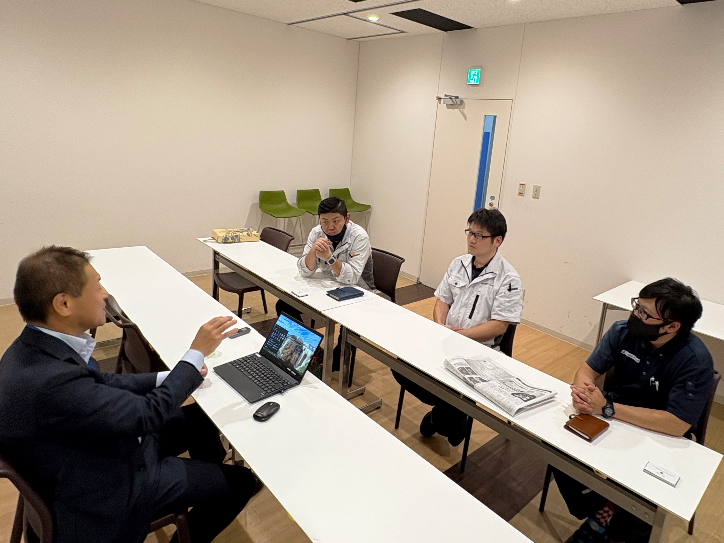 右：奥から 藤浪様　水越様　野島様、左：岸