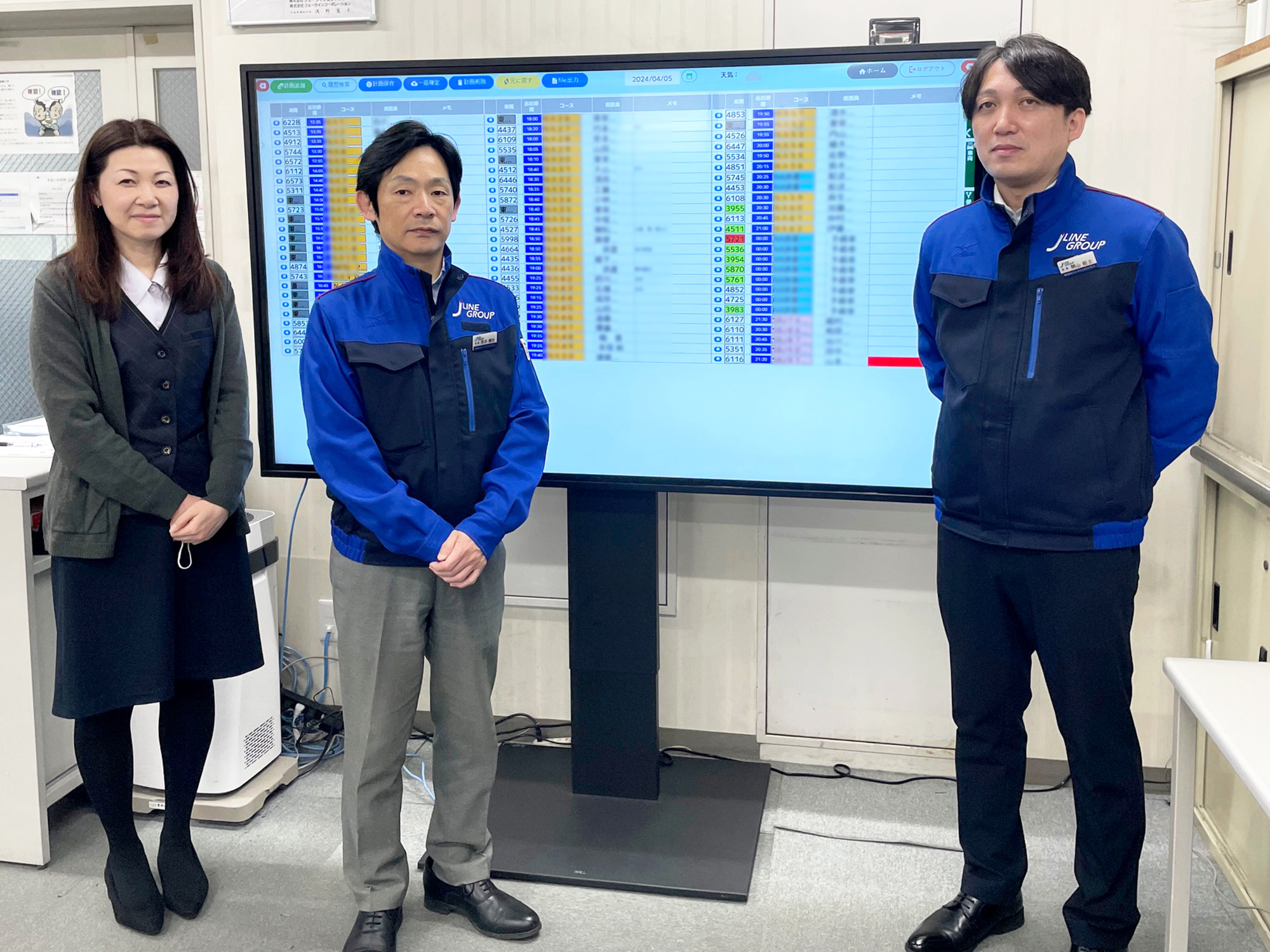 伊勢原営業所のTradiss配車板/伊勢原営業所所長 荒井順也様(中央)、配車管理係長 開山能士様(右)、永井様(左)
